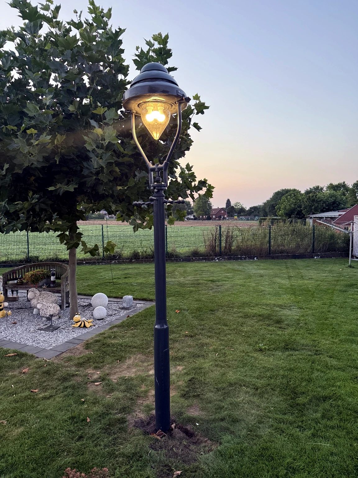 Fertig restaurierte Laterne im Abendlicht