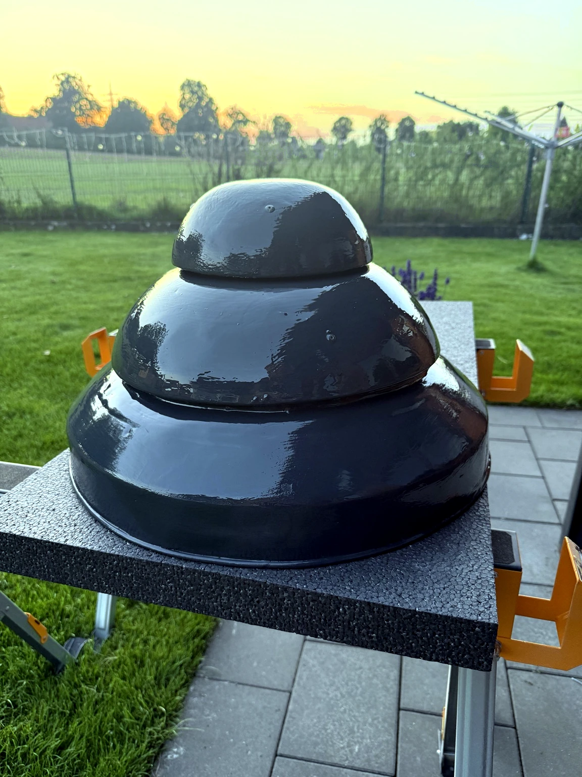 Fertig restaurierte historische Laterne im Garten bei Tageslicht