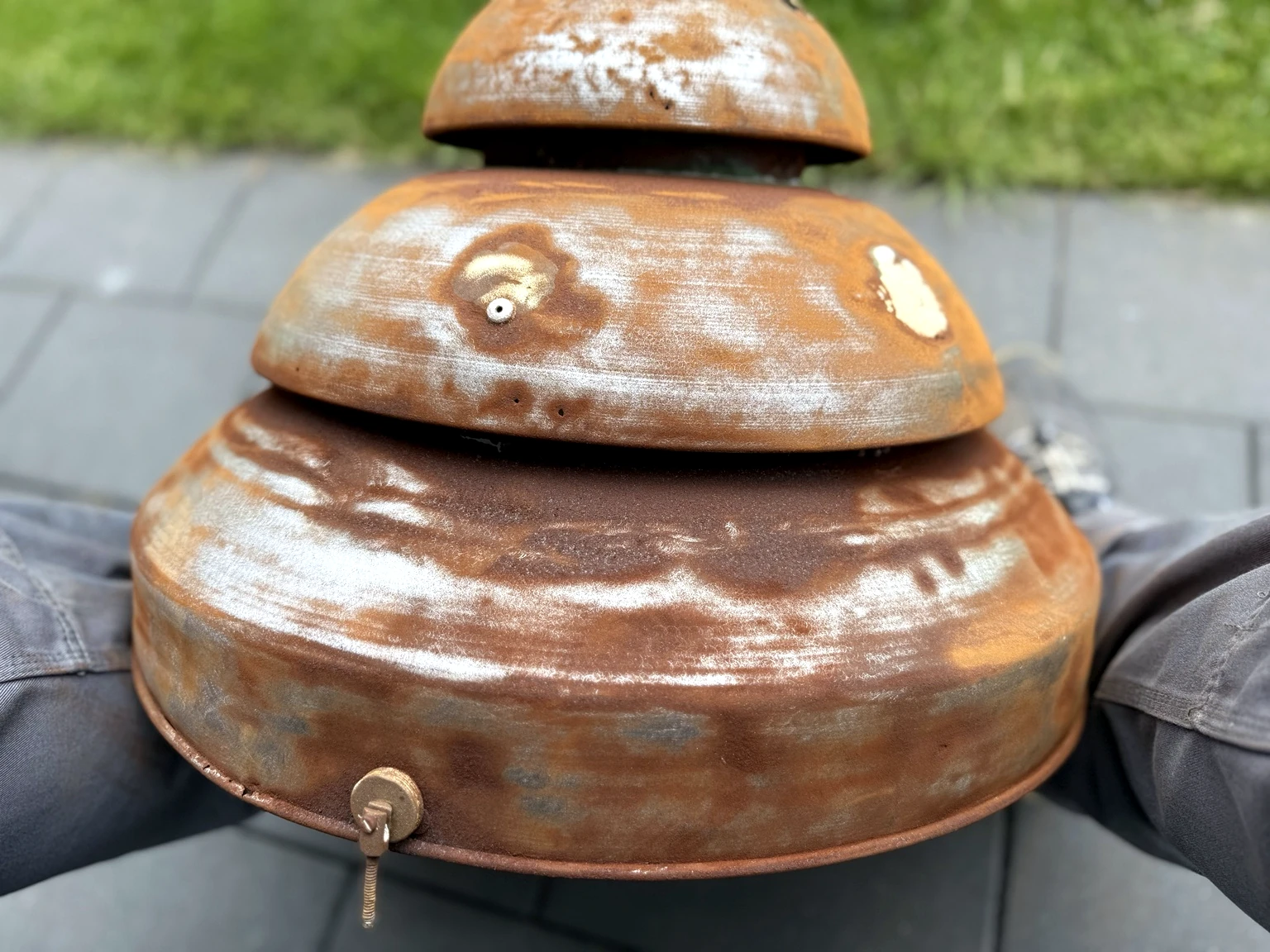 Laternenhaube im stark angerosteten Rohzustand vor der Restaurierung